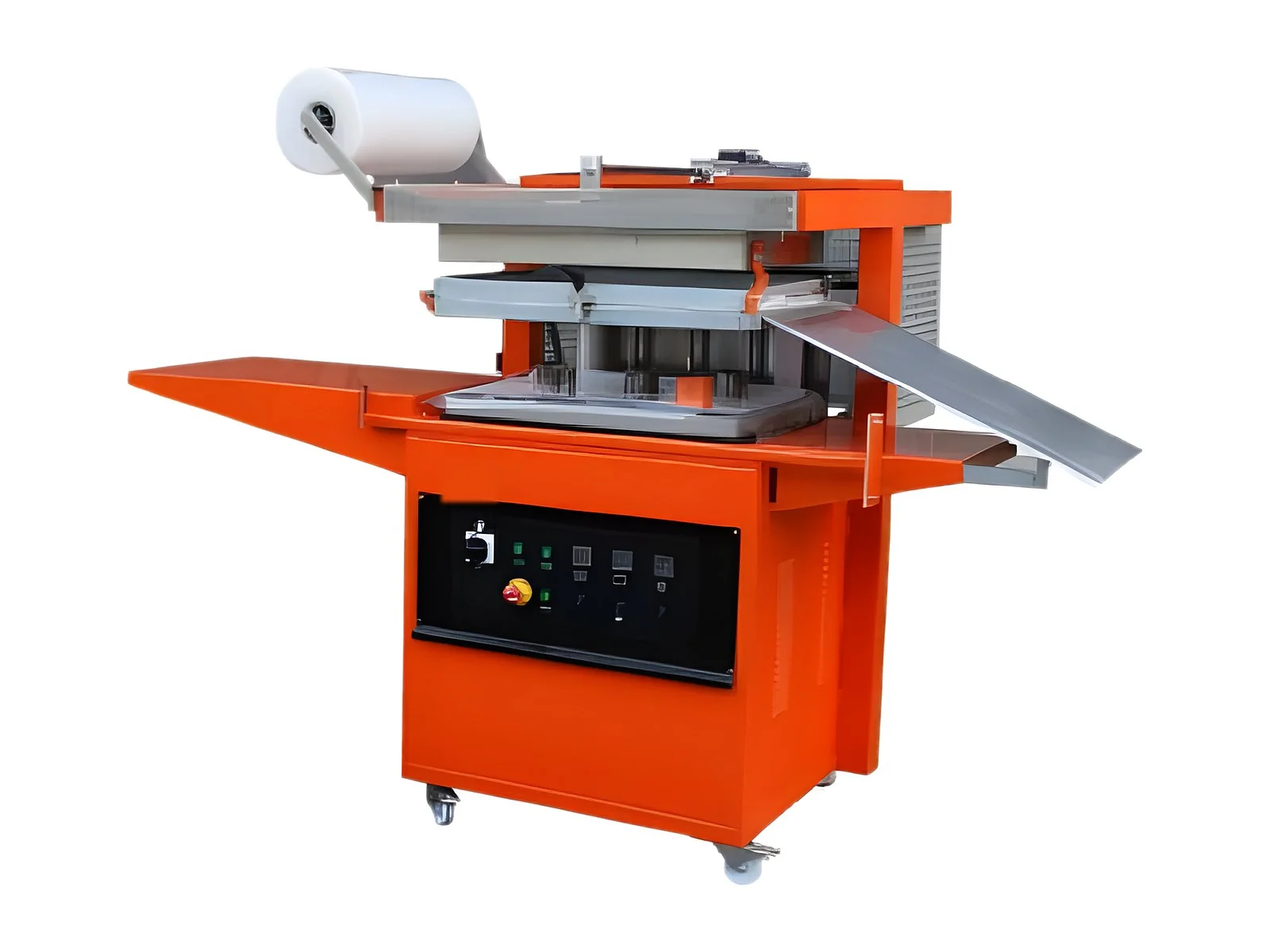 Machine de pelliplacage skinpack : rouleau de film en partie haute, plateau d’aspiration et tables de chargement