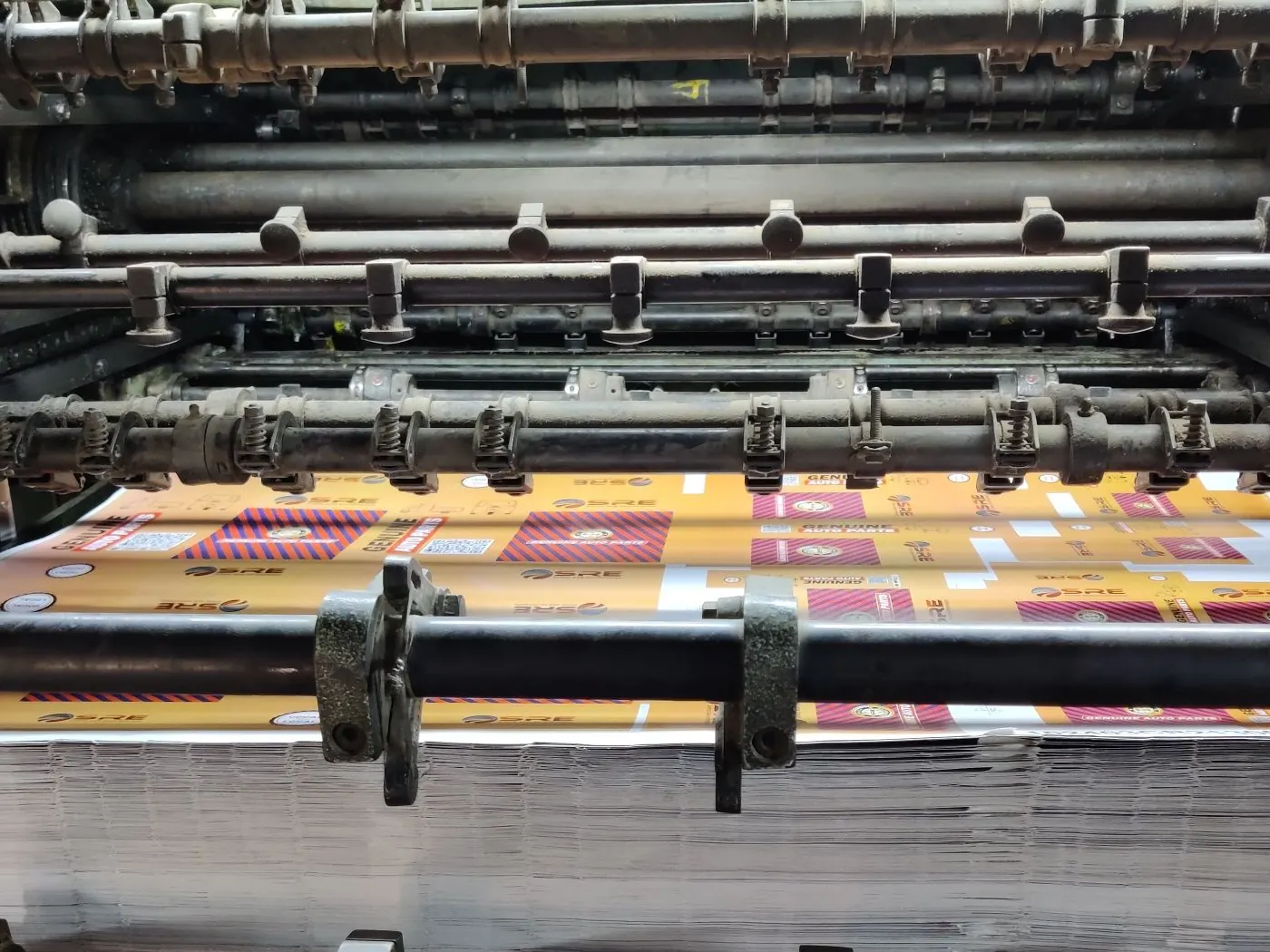 Presse offset en fonctionnement : feuilles imprimées et unités d’encrage